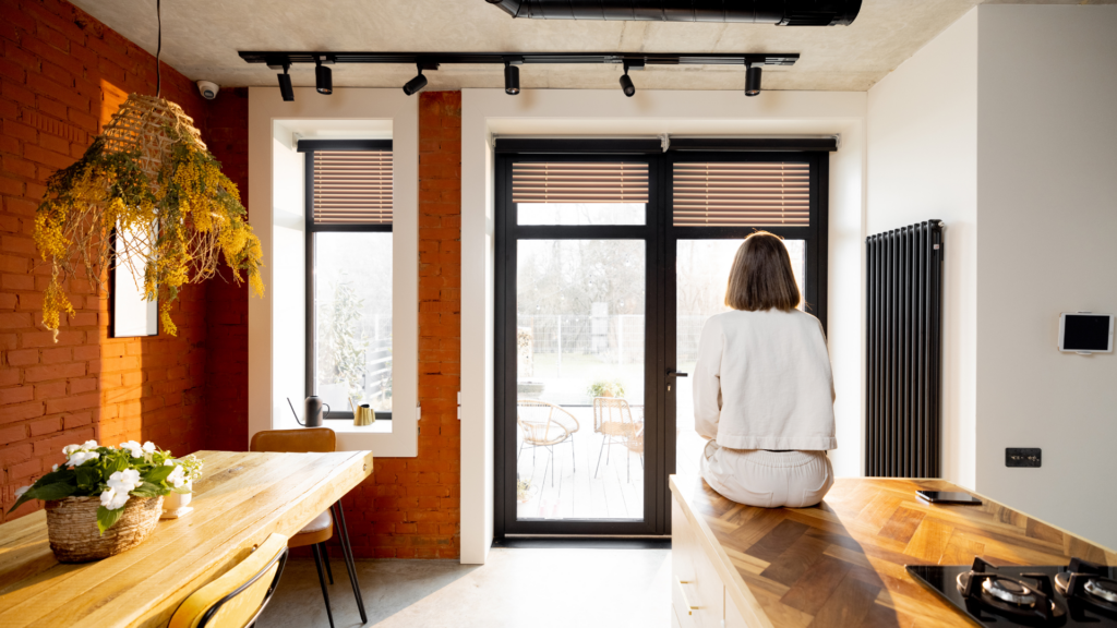 blinds in a room to balance the natural light during a photoshoot session